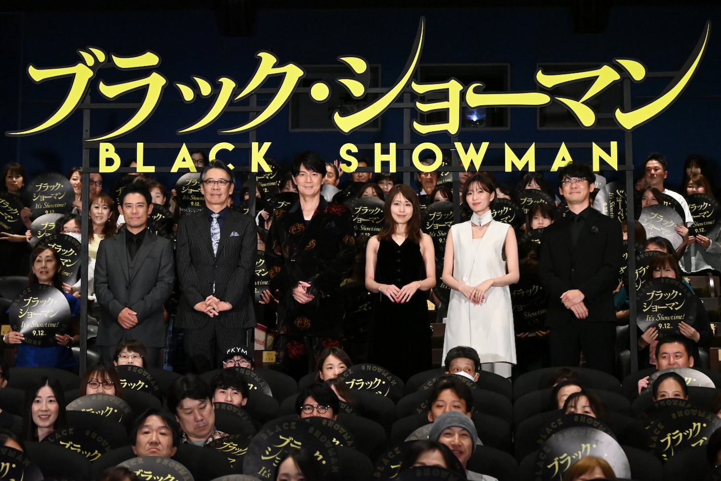 「ブラック・ショーマン」初日舞台挨拶の様子。左から伊藤淳史、生瀬勝久、福山雅治、有村架純、岡崎紗絵、田中亮