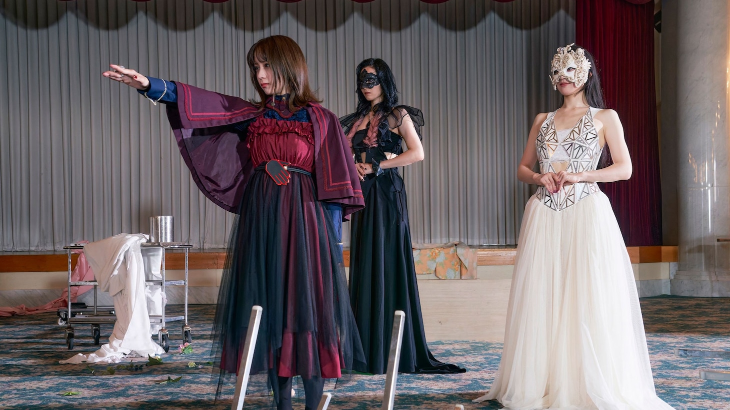 TTFCオリジナル「ガールズリミックス inハロウィンパーティー」場面写真。コヨミ（中央手前）、グロッタ・ストマック（中央奥）、ミメイ（右）