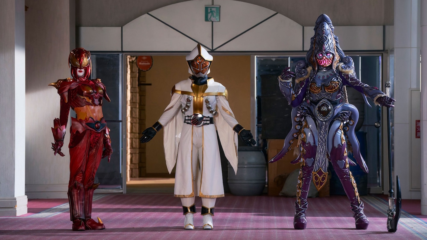 TTFCオリジナル「ガールズリミックス inハロウィンパーティー」場面写真。左から、【グロッタ・ストマック怪人態】、【
ヒート・ドーパント（ハンドレッド）、仮面ライダーワイズマン、グロッタ・ストマック怪人態