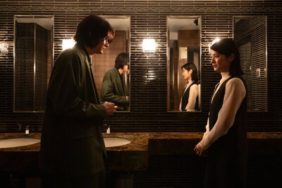 映画「消滅世界」場面写真。左から朔（栁俊太郎）、雨音（蒔田彩珠）