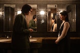 映画「消滅世界」場面写真。左から朔(栁俊太郎)、雨音(蒔田彩珠)
