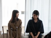 映画「消滅世界」場面写真。左から樹里（恒松祐里）、雨音（蒔田彩珠）