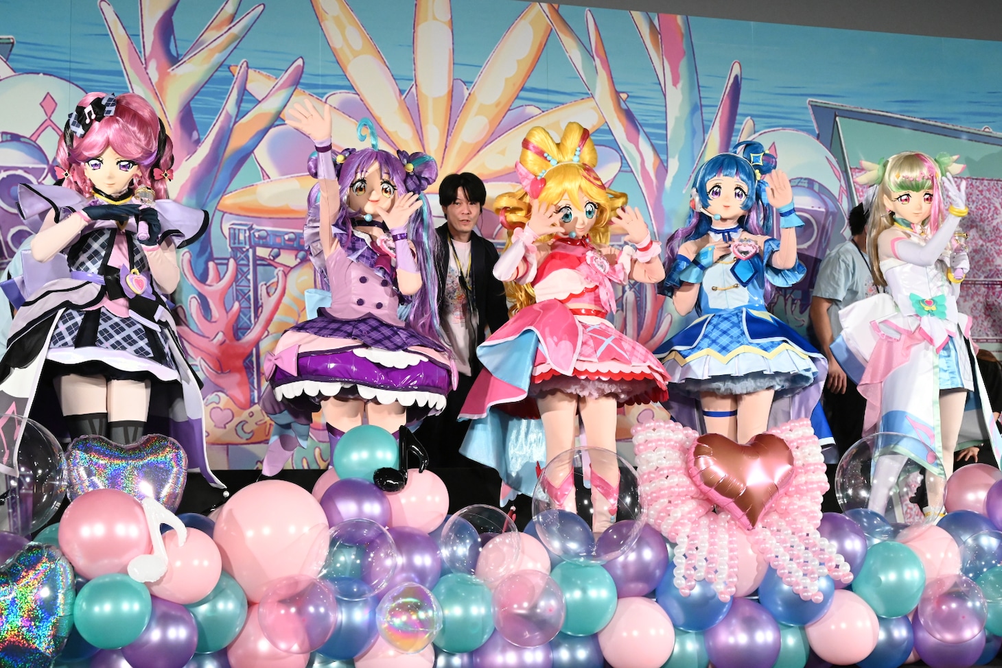 左からキュアキッス、キュアキュンキュン、キュアアイドル、キュアウインク、キュアズキューン