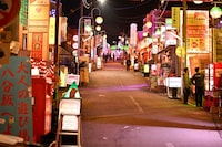 ドラマ「もしもこの世が舞台なら、楽屋はどこにあるのだろう」より、八分坂のセット