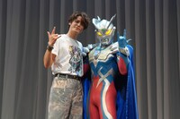 左から宮野真守、ウルトラマンゼロ