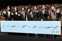 映画「ミーツ・ザ・ワールド」完成披露舞台挨拶の様子。左から髙比良くるま（令和ロマン）、筒井真理子、板垣李光人、杉咲花、南琴奈、渋川清彦、松居大悟