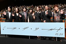 映画「ミーツ・ザ・ワールド」完成披露舞台挨拶の様子。左から髙比良くるま（令和ロマン）、筒井真理子、板垣李光人、杉咲花、南琴奈、渋川清彦、松居大悟