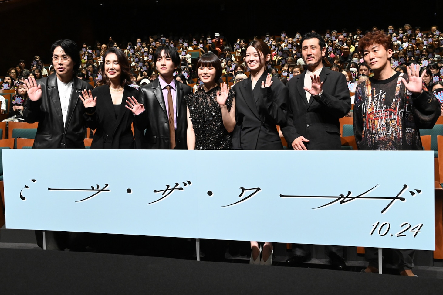 映画「ミーツ・ザ・ワールド」完成披露舞台挨拶の様子。左から髙比良くるま（令和ロマン）、筒井真理子、板垣李光人、杉咲花、南琴奈、渋川清彦、松居大悟