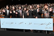 映画「ミーツ・ザ・ワールド」完成披露舞台挨拶の様子。左から髙比良くるま(令和ロマン)、筒井真理子、板垣李光人、杉咲花、南琴奈、渋川清彦、松居大悟
