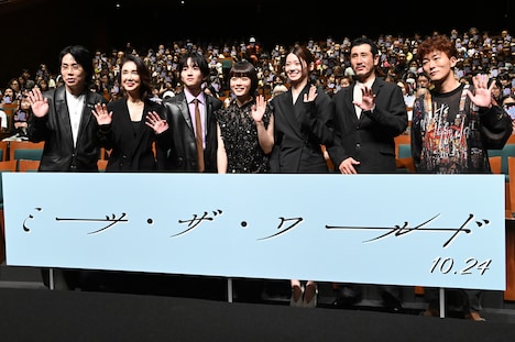 映画「ミーツ・ザ・ワールド」完成披露舞台挨拶の様子。左から髙比良くるま(令和ロマン)、筒井真理子、板垣李光人、杉咲花、南琴奈、渋川清彦、松居大悟