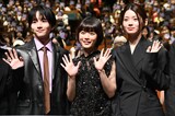 映画「ミーツ・ザ・ワールド」完成披露舞台挨拶の様子。左から板垣李光人、杉咲花、南琴奈