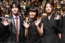 映画「ミーツ・ザ・ワールド」完成披露舞台挨拶の様子。左から板垣李光人、杉咲花、南琴奈