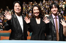 映画「ミーツ・ザ・ワールド」完成披露舞台挨拶の様子。左から髙比良くるま（令和ロマン）、筒井真理子、板垣李光人