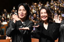 映画「ミーツ・ザ・ワールド」完成披露舞台挨拶の様子。左から髙比良くるま（令和ロマン）、筒井真理子