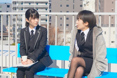 映画「ほどなく、お別れです」より、左から浜辺美波演じる清水美空、森田望智演じる赤坂陽子