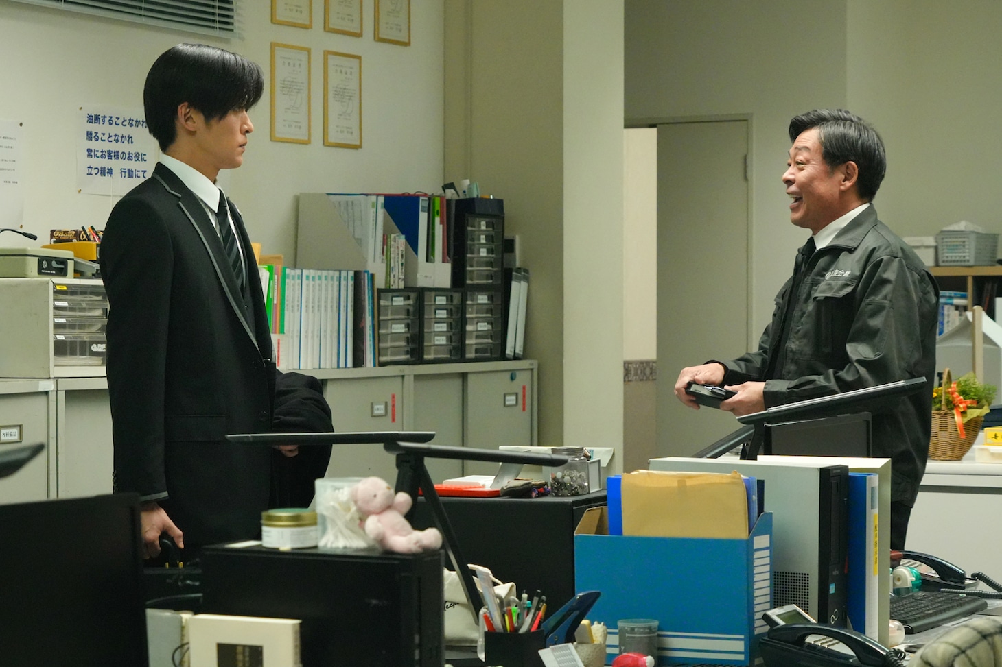 映画「ほどなく、お別れです」より、左から目黒蓮演じる漆原礼二、光石研演じる坂東稔