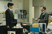 映画「ほどなく、お別れです」より、左から目黒蓮演じる漆原礼二、光石研演じる坂東稔
