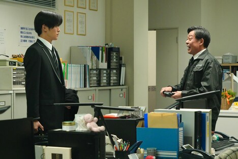 映画「ほどなく、お別れです」より、左から目黒蓮演じる漆原礼二、光石研演じる坂東稔