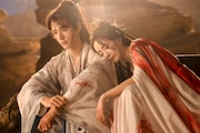 中国ドラマ「恋狐妖伝~ファースト・ラブ~」より、東方月初(左)と塗山紅紅(右)。狐族の当主・塗山紅紅は迷い込んだ人間の東方月初を育て上げ、その後、2人は恋に落ちていく
