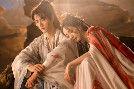 中国ドラマ「恋狐妖伝~ファースト・ラブ~」より、東方月初(左)と塗山紅紅(右)。狐族の当主・塗山紅紅は迷い込んだ人間の東方月初を育て上げ、その後、2人は恋に落ちていく