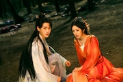 中国ドラマ「恋狐妖伝~ファースト・ラブ~」より、ゴン・ジュン(龔俊)演じる東方月初(左)とヤン・ミー(楊冪)演じる塗山紅紅(右)