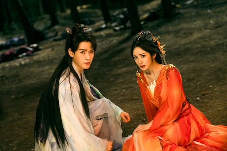 中国ドラマ「恋狐妖伝~ファースト・ラブ~」より、ゴン・ジュン(龔俊)演じる東方月初(左)とヤン・ミー(楊冪)演じる塗山紅紅(右)