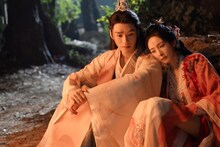 左からゴン・ジュン（龔俊）演じる東方月初（とうほうげっしょ）、ヤン・ミー（楊冪）演じる塗山紅紅（とざんこうこう）