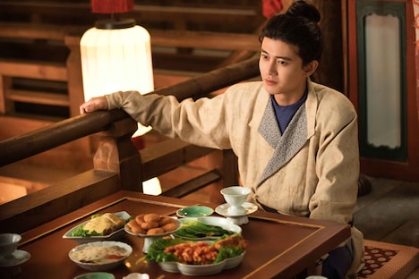 罪を背負った捉妖師（妖怪ハンター）の宣夜。演じるのは中国ドラマ「花様衛士～ロイヤル・ミッション～」のアレン・レン（任嘉倫）