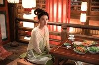 幼い頃のある事件をきっかけに、“人ならざるもの”の影が見える特別な瞳を持つことになった半夏。演じるのは中国ドラマ「「九州縹緲録～宿命を継ぐ者～」のラレイナ・ソン（宋祖児）