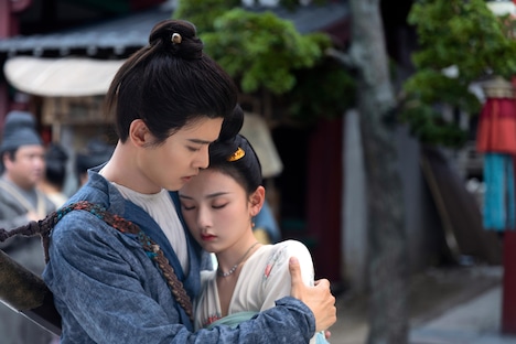 ラレイナ・ソン（宋祖児）演じる半夏（左）と、アレン・レン（任嘉倫）演じる宣夜（右）。2人は数々の不思議な事件に挑みながら、心を通わせていく