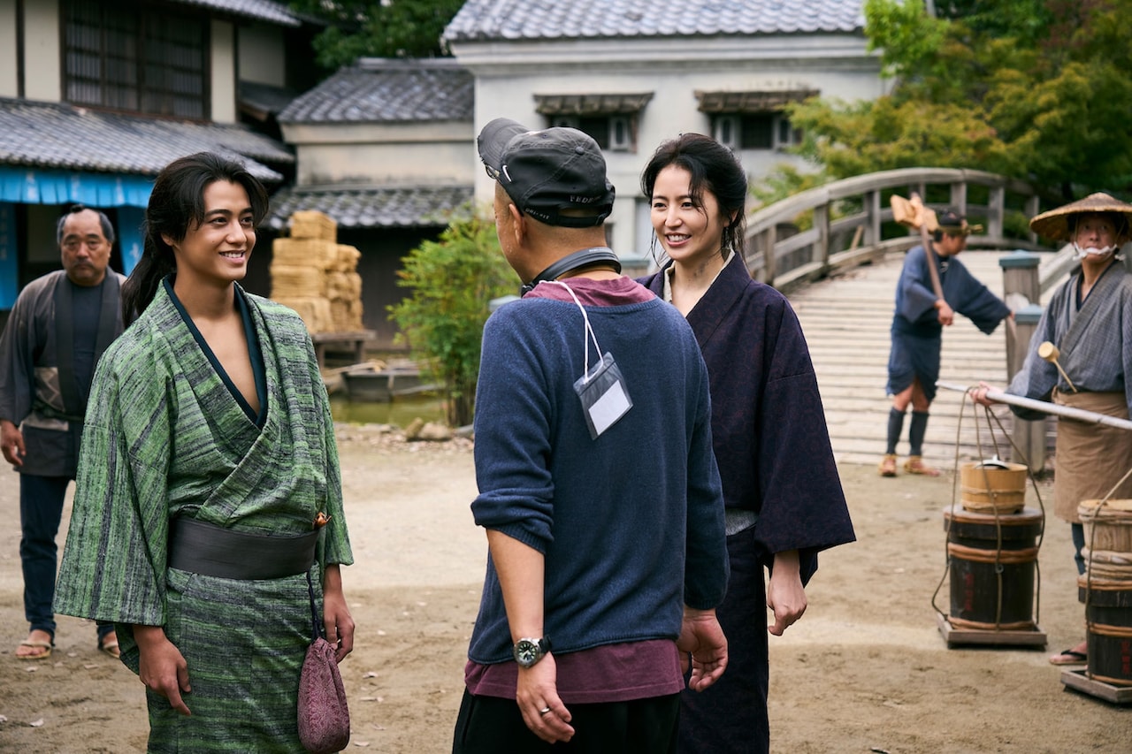 「おーい、応為」メイキング写真。長澤まさみ（右）は時代劇初主演で、髙橋海人（左）は時代劇初挑戦となった