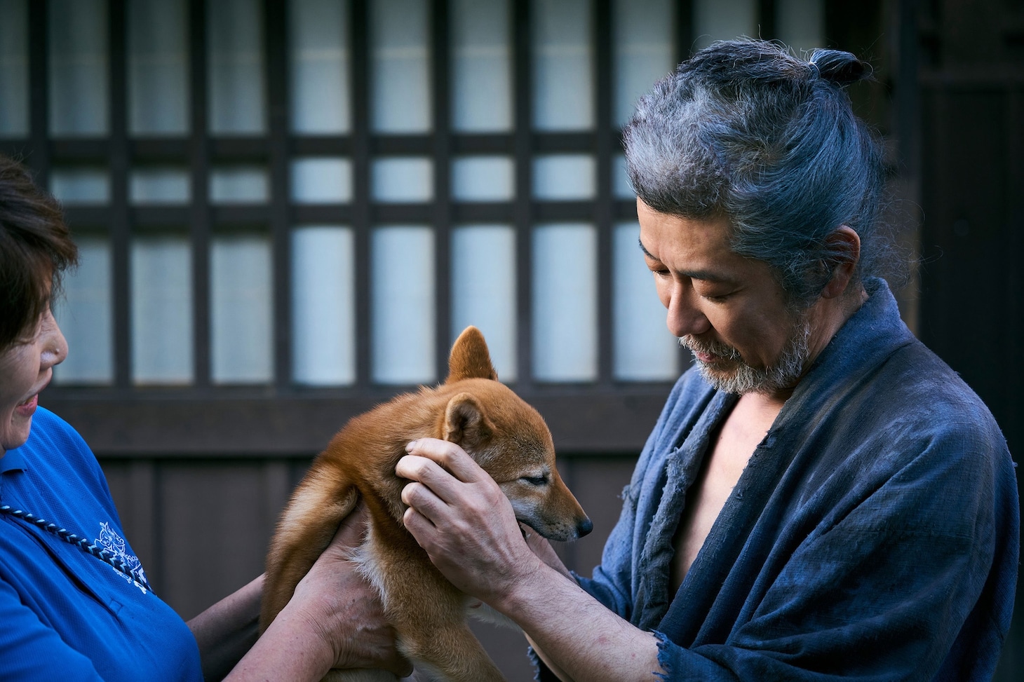 「おーい、応為」メイキング写真。犬を愛でる永瀬正敏