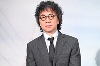 実写映画「秒速5センチメートル」舞台挨拶にサプライズで登場した新海誠