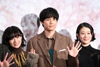 実写映画「秒速5センチメートル」舞台挨拶より、左から森七菜、松村北斗、高畑充希