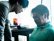 人体で作られた“人間椅子”捉えた「インコンプリート・チェアーズ」海外版ビジュアル