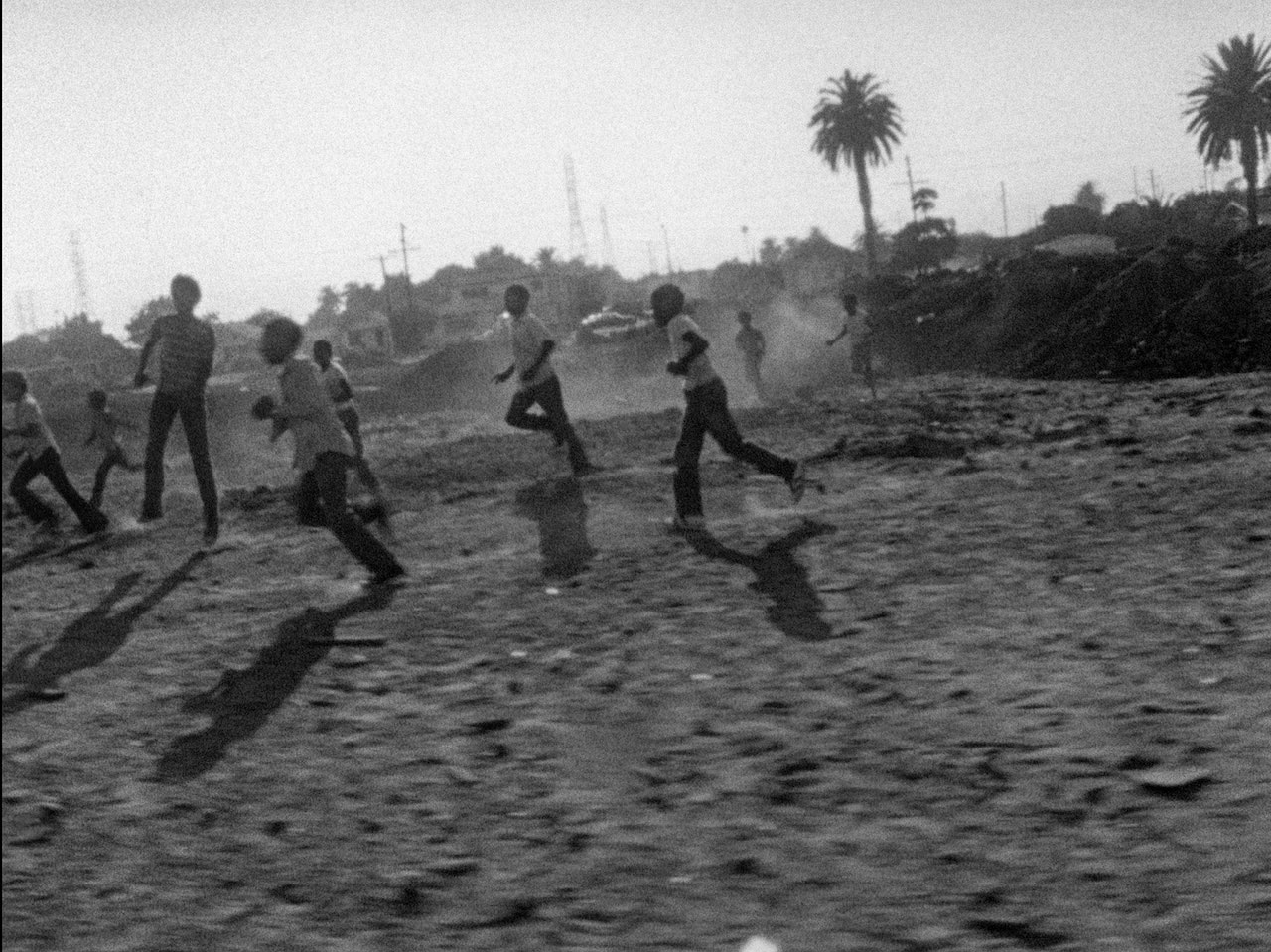 「キラー・オブ・シープ」場面写真。空き地で遊ぶ少年たち ©1977 Charles Burnett ©2025 Milestone Film & Video for KILLER OF SHEEP