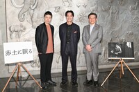 「赤土に眠る」制作発表会見の様子