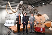 「赤土に眠る」制作発表会見の様子