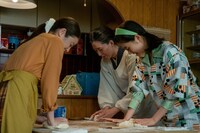 「あんぱん」場面写真。今田美桜演じるのぶ（左）、江口のりこ演じる羽多子（中央奥）、原菜乃華演じるメイコ（右）