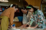 「あんぱん」場面写真。今田美桜演じるのぶ(左)、江口のりこ演じる羽多子(中央奥)、原菜乃華演じるメイコ(右)