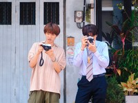 「（LOVE SONG）」オフショット。左から向井康二、森崎ウィン