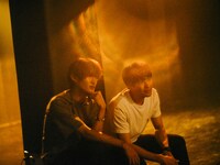 「（LOVE SONG）」オフショット。左から森崎ウィン、向井康二