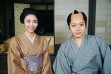 左から結城はなえ役の山谷花純、結城友助役の佐藤流司