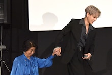 市毛良枝（左）をエスコートする豆原一成（右）