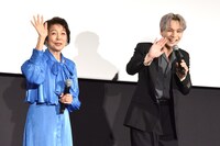 左から市毛良枝、豆原一成