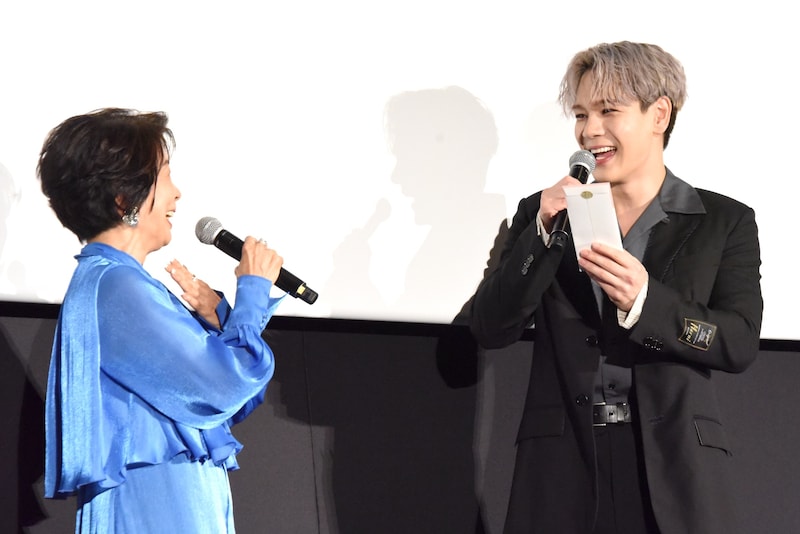 市毛良枝（左）から手紙を受け取り、うれしそうな表情を見せる豆原一成（右）