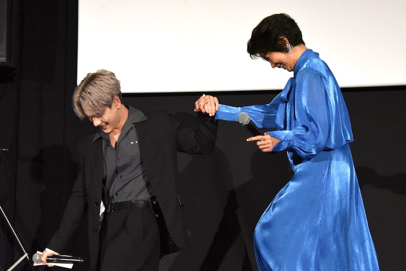 市毛良枝（右）をエスコートする豆原一成（左）