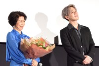 左から市毛良枝、豆原一成