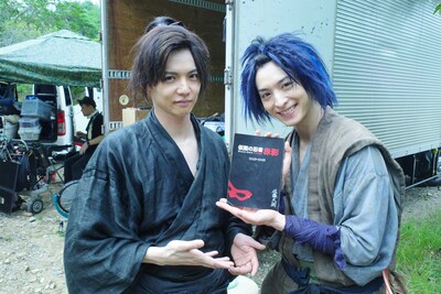 「仮面の忍者 赤影」撮影現場の様子。左から佐藤大樹演じる赤影、木村慧人演じる青影