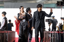 第30回釜山国際映画祭のレッドカーペットに登場した西島秀俊（右）、グイ・ルンメイ（左）